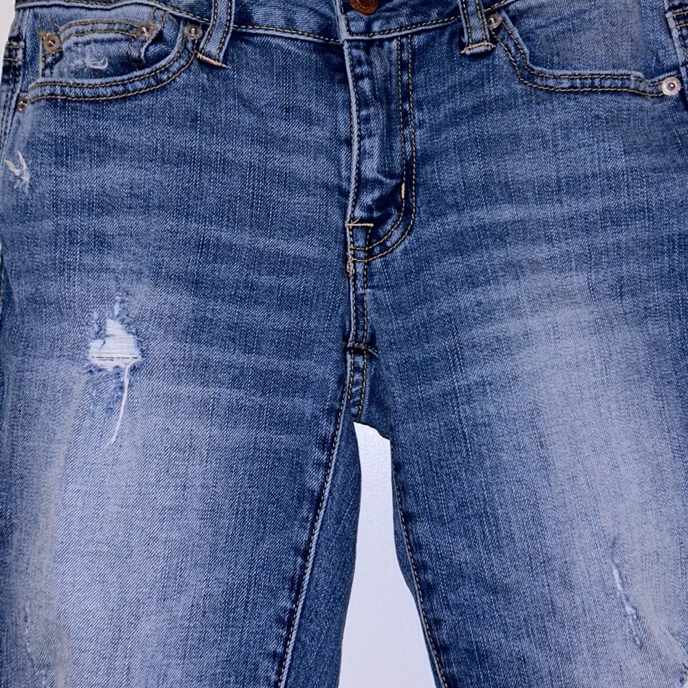 Womens AE destroyed Boy Fit cropped jeans size 2 - Picture 3 of 6